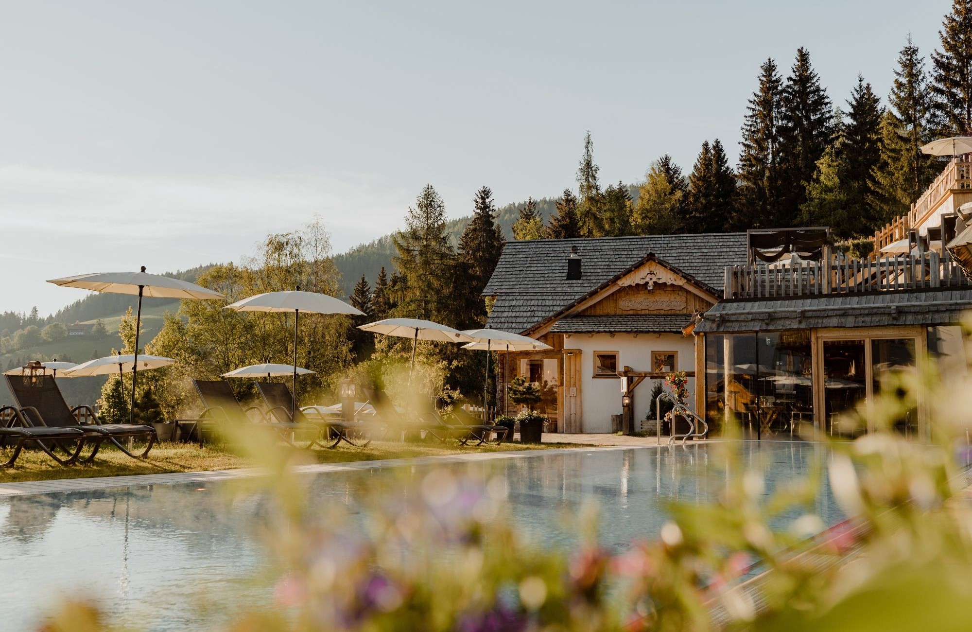 Wunderschöner Pool im Natur- und Wellnesshotel Höflehner beim Wanderurlaub in der Steiermark.
