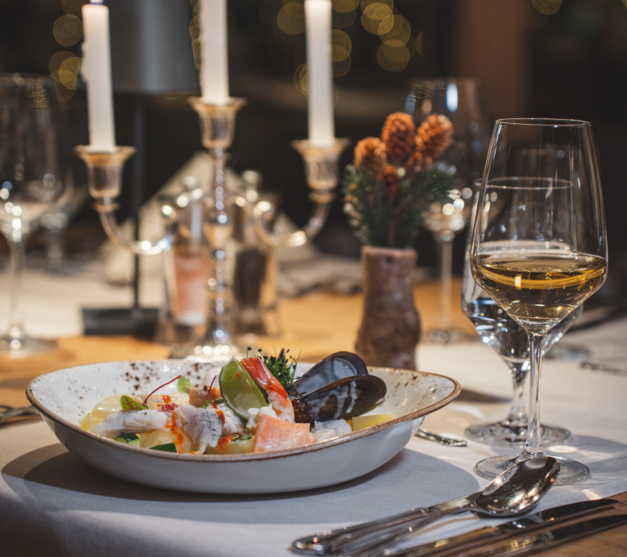 Festlich gedeckter Tisch mit Kerzen im Alpinhotel Berghaus im Zillertal.