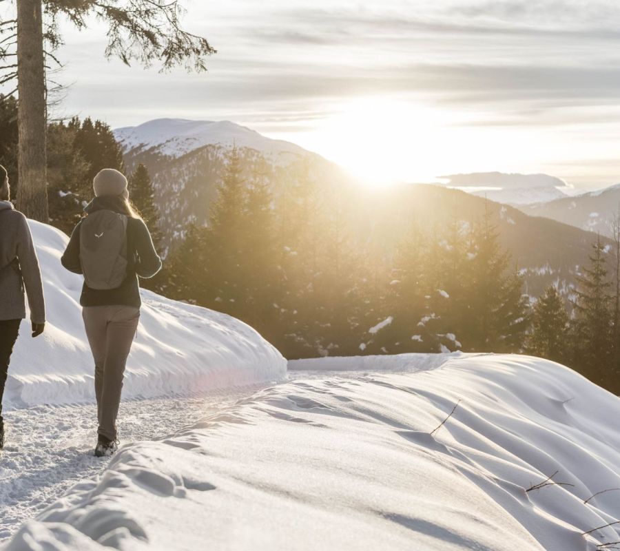 Wenn die Sonne untergeht, wird Winterwandern in Südtirol noch romantischer.