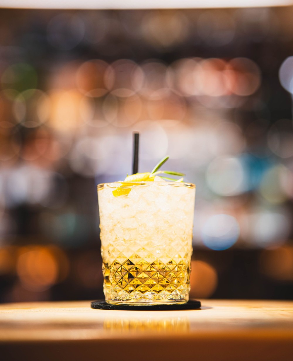 Ein Getränk an der Bar im Wellnessurlaub in der Steiermark im Wanderhotel Höflehner genießen.
