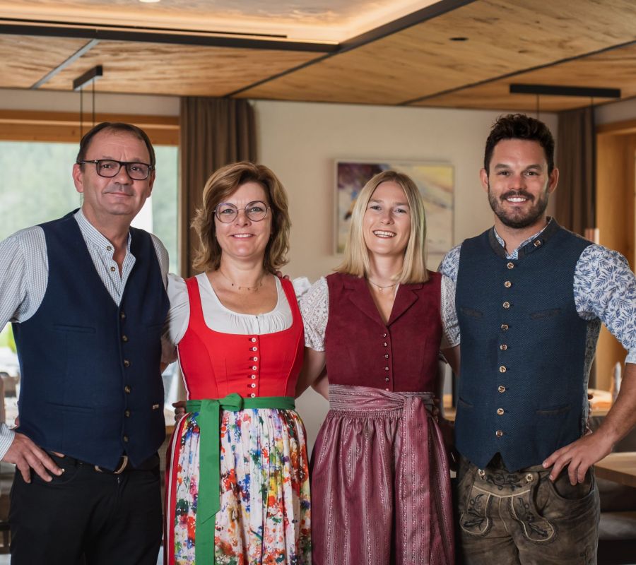 Familienbild der Gastgeberfamilie Fankhauser vom Alpinhotel Berghaus