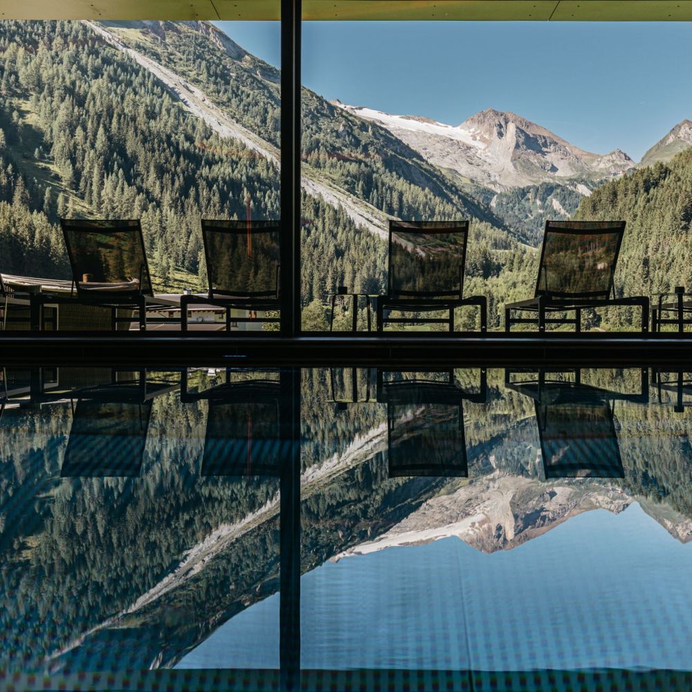 Der Hintertuxer Gletscher spiegelt sich im Wasser des Panoramapools im Alpinhotel Berghaus in Tux.