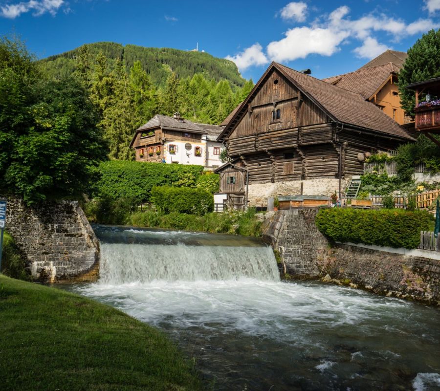 Traditional Samson parade in Mauterndorf | Wanderhotels