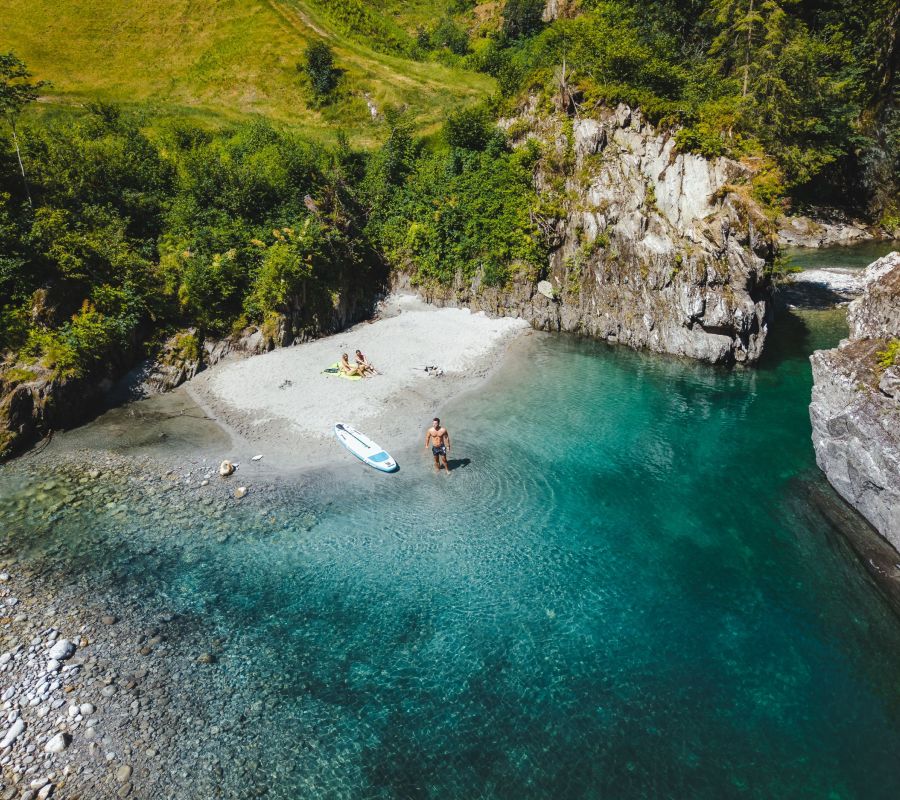Eine Badebucht mit kristallklarem Wasser eines Gletscherbachs beim Wanderurlaub im Zillertal.