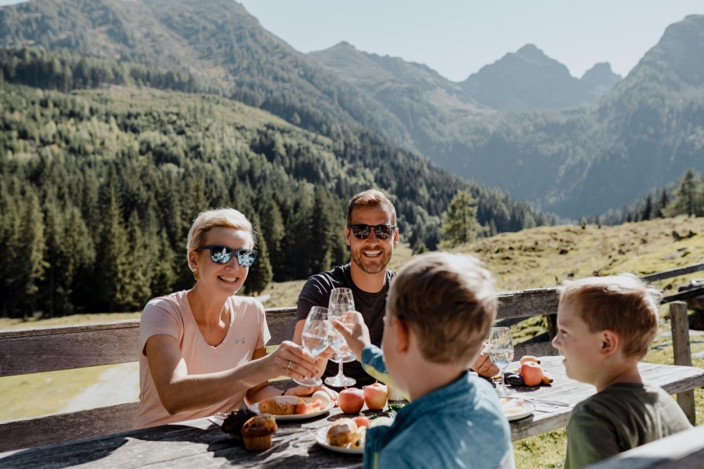 Eine Hüttenwanderung ist im Urlaub mit Kindern eine gute Beschäftigung.