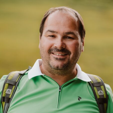 Oswald organises guided hikes in Vorarlberg with guests from the Jägeralpe hiking hotel.© Ski- und Wanderhotel Jägeralpe