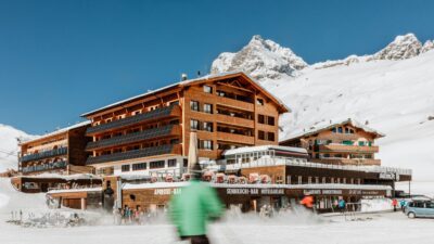 Sci per principianti e professionisti nelle migliori aree sciistiche del Vorarlberg con pernottamento nell'hotel escursionistico Jägerlape.© Lisa Immler Photography