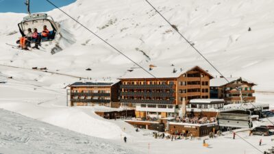 A skiing holiday in Warth / Schröcken for the family or alone is great. Here is the Jägeralpe hiking hotel.© Lisa Immler Photography