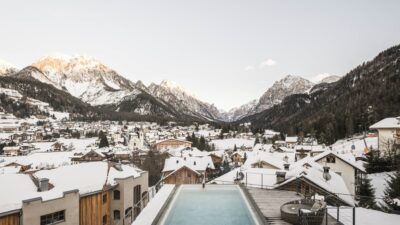 Dive into the infinity pool at the Excelsior Dolomites Resort during your wellness holiday at Plan de Corones/Kronplatz.© Hannes Niederkofler