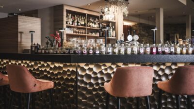 At the bar of the Excelsior Dolomites Life Resort there is a wide selection of drinks for a fine evening.© Hannes Niederkofler