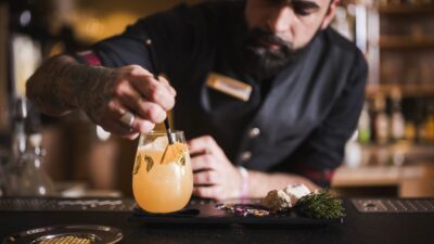 Exquisite cocktail creations await you at the bar of the sustainable hotel in South Tyrol, the Excelsior Dolomites Life Resort.© Hannes Niederkofler