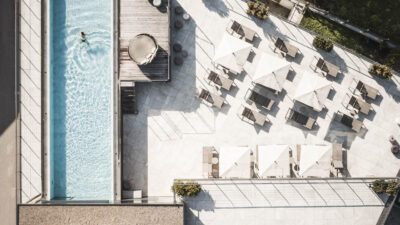 The infinity pool at the wellness hotel in South Tyrol, the hiking hotel Excelsior Dolomites Life Resort, invites you to dream.© Hannes Niederkofler