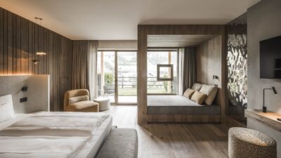 Modern rooms with a balcony overlooking the South Tyrolean mountains - that's a holiday at the Excelsior Dolomites Life Resort.© Hannes Niederkofler