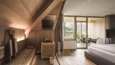 A solid wood room flooded with light: the Excelsior Dolomites Life Resort is time out for the soul.© Hannes Niederkofler