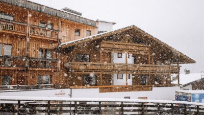 Snow-covered winter hiking trails in the idyllic Pflersch Valley with base camp at the Aktivhotel Panorama hiking hotel.© Cam Poetry