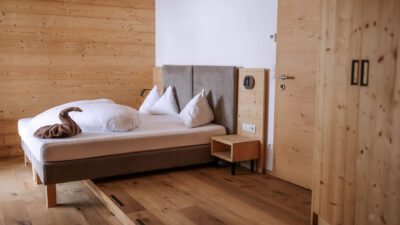 Bright, spacious rooms with a large balcony and a view of the South Tyrolean winter - that's the Wanderhotel Aktivhotel Panorama.© Cam Poetry