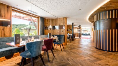 The bar and lobby of the Lumberger Hof hiking hotel shine in new splendour.© Fotostudio Rene