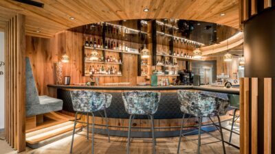 Homemade cocktails are available at the bar of the Wanderhotel Lumberger Hof.© Fotostudio Rene