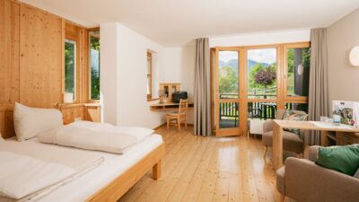 The rooms at the hiking hotel Naturhotel Landhof Irschen are stylishly furnished with lots of wood.© KWER