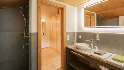 The bathrooms at the hiking hotel Naturhotel Landhof Irschen are timeless.© KWER