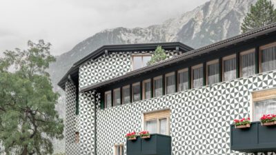 The patterned façade of the Hotel Drumlerhof is a real eye-catcher!© Gustav Willeit