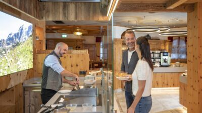 If you would like to book a breakfast buffet in Filzmoos, the Naturglück Alpenhof hiking hotel in Salzburg is the perfect choice.© Lorenz Masser