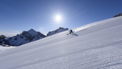Skiers enjoy the slopes in the Tannheimer Tal near the Lumberger Hof hiking hotel – nature and action combined.© TVB Tannheimer Tal - Ehn Wolfgang