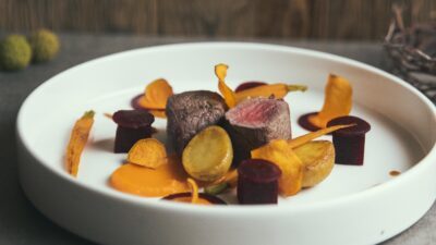 Culinary delights are prepared by the professional kitchen team at the Hotel Traube Post on Lake Reschen.© René Raggl