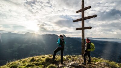 Hikers are standing at the mountain peak ©Carolin Thiersch