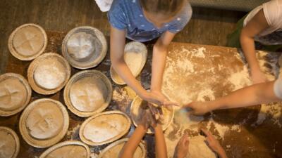 Naturel Hoteldorf Schönleitn Brotbacken