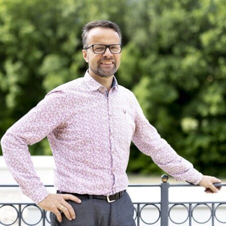 Hotelier and hiking concierge Robert from the hiking hotel Gasteiner Einkehr advises on hikes in the Gastein Valley.© Martin Lugger Hotelier and hiking concierge Robert from the hiking hotel Gasteiner Einkehr advises on hikes in the Gastein Valley.© Martin Lugger