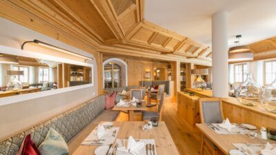 Austrian dishes such as Wiener Schnitzel are served in the restaurant in Filzmoos at the Hotel Naturglück Alpenhof.© Fotodesgin David