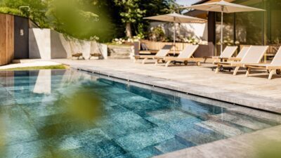 Take a dip in the outdoor pool at the hiking hotel on Plan de Corones/Kronplatz.© Klaus Peterlin