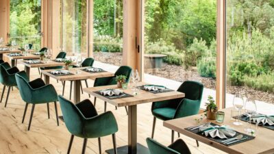 The dining room of the Tauber's Bio Vitalhotel hiking hotel in South Tyrol is bright and invites you to savour the culinary delights.© Klaus Peterlin