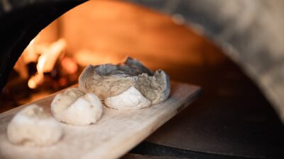Oven-fresh, homemade bread can be found at the breakfast buffet at the Tonzhaus hiking hotel in Val Senales/Schnalstal.© Florian Andergassen