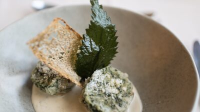 Regional delicacies with short transport routes are available in the restaurant in Val Senales/Schnalstal at the Tonzhaus hiking hotel.© Florian Andergassen
