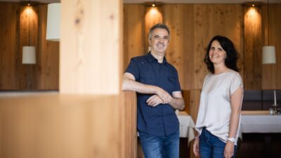 Hosts Patrizia and Andreas create a warm atmosphere at the Tonzhaus hiking hotel in South Tyrol.© Florian Andergassen