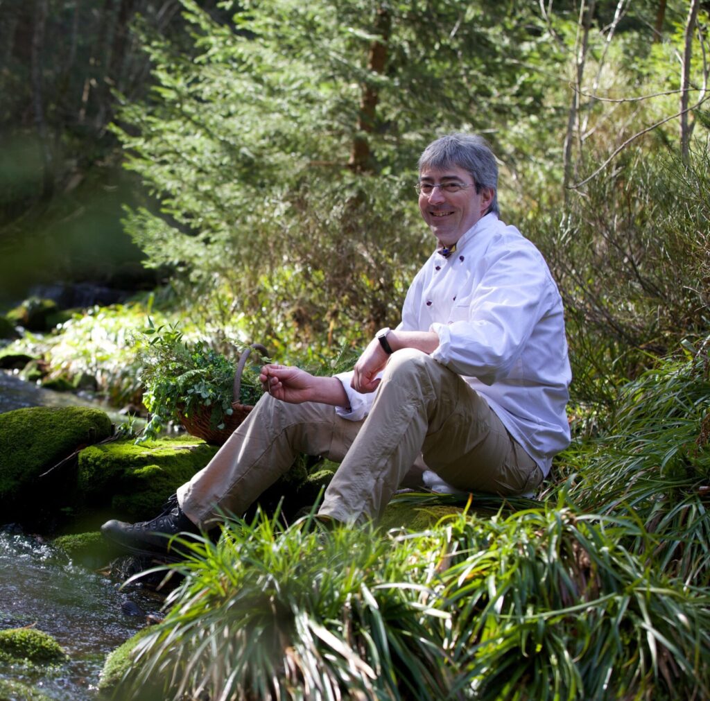 Friedrich from the Wanderhotel Rosengarten is not only a certified hiking guide in the Black Forest, but also a hiking chef. He cooks for you on the guided hikes in the Black Forest.