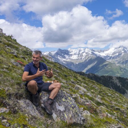 Stefan Fauster, hotelier and hiking guide at the Drumlerhof hiking hotel, offers guided hikes in Sand in Taufers and shows hiking trails in the Stubai Alps.© Udo Bernhart Stefan Fauster, hotelier and hiking guide at the Drumlerhof hiking hotel, offers guided hikes in Sand in Taufers and shows hiking trails in the Stubai Alps.© Udo Bernhart