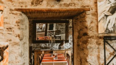 The parlour at the Steffner-Wallner ski and hiking hotel is a real eye-catcher.© KWER