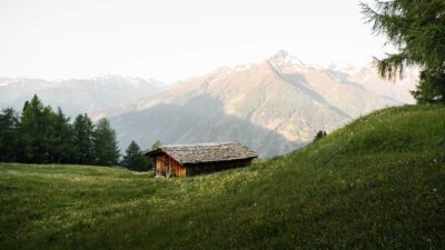Hikes in Matrei, East Tyrol, reveal rustic alpine pastures and majestic peaks – something the hiking guests at the Nature Hotel Outside know well.© TVB Osttirol