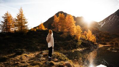 Hiking in East Tyrol amidst golden larches – that’s pure relaxation at the Nature Hotel Outside.© EHG digital