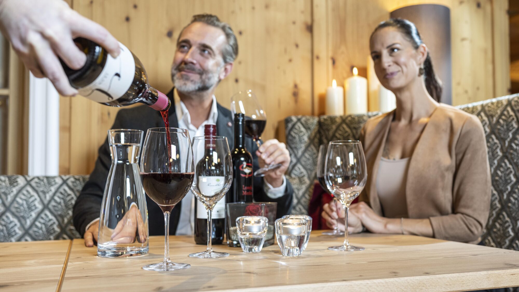 Fine wines at a wine tasting in Filzmoos, organised by the Hotel Natürglück Alpenhof.© Lorenz Masser