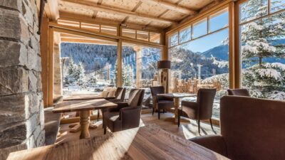 The large dining room at the Naturhotel Lüsnerhof offers a fantastic view of the South Tyrolean Dolomites during your winter holiday in Lüsen.© Hannes Niederkofler