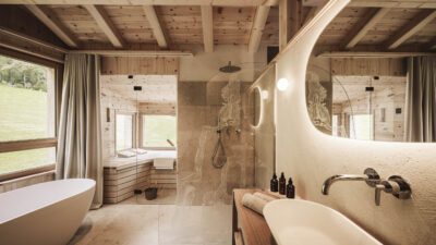 The bright rooms made of solid natural wood at the Naturhotel Lüsnerhof will ensure you spend wonderful hours during your hiking holiday in South Tyrol© Hannes Niederkofler