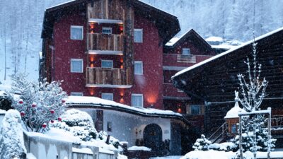 The Tonzhaus hiking hotel in South Tyrol is cloaked in beautiful white.© Daniela Brugger