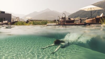 Dive into the bathing pond of the 5-star hiking hotel in Alpbach, the Böglerhof.© Daniel Zangerl