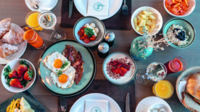 A varied breakfast buffet in the Zillergrundrock near the nature park of the same name© Carmen Huter