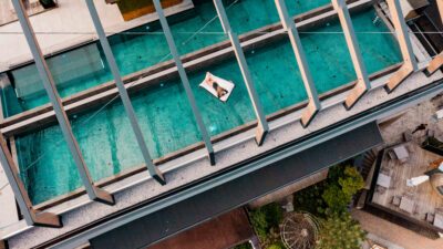 The #bestskypoolever² in the ZillergrundRock is an absolute highlight. Very best mountain views included!© Huber Fotografie - Lorenz Masser