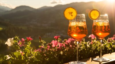 An Aperol at the end of the day on the sun terrace of the Aktivhotel Alpendorf is a must.© Matthias Fritzenwallner